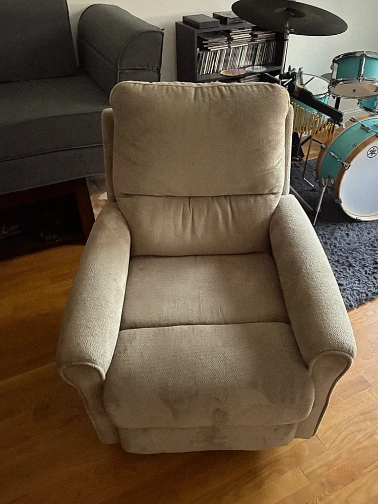 3 recliners. 2 leather one clothe. Great condition